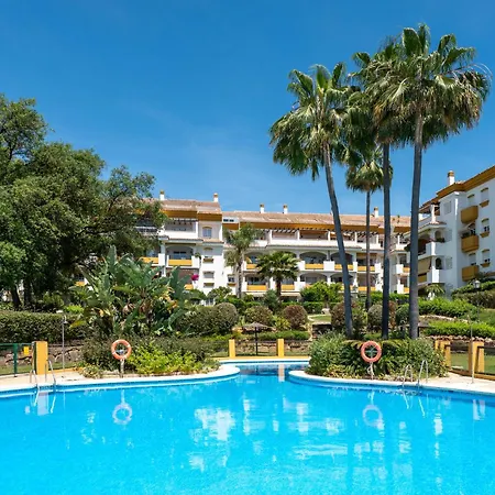 Golden Mil 3 Bdrm Elegant Penthouse With Sea View *