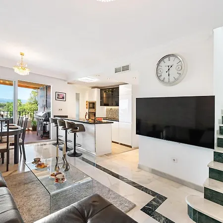 Golden Mil 3 Bdrm Elegant Penthouse With Sea View