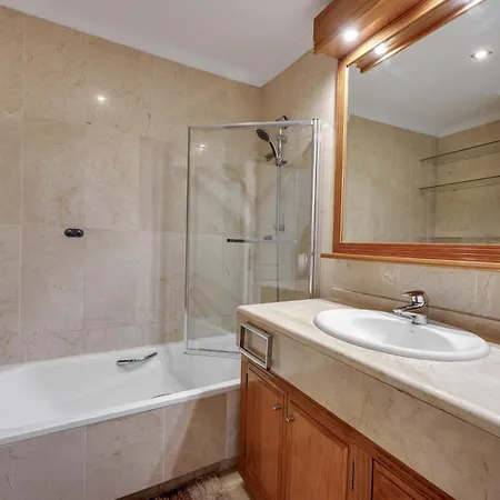 Golden Mil 3 Bdrm Elegant Penthouse With Sea View